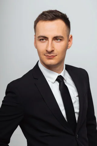 Vidám férfi headshot szemüvegben világos háttér előtt
