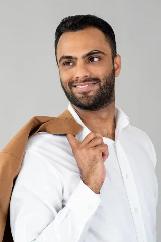 Professzionális női üzleti portré vörös hajjal stúdióban