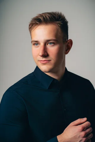 Férfi portré mikrofonnal természetes stúdióvilágításban
