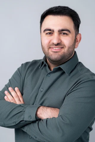 Professzionális női headshot fekete zakóban világos háttér előtt