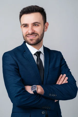Elegáns férfi headshot kék öltönyben és nyakkendőben